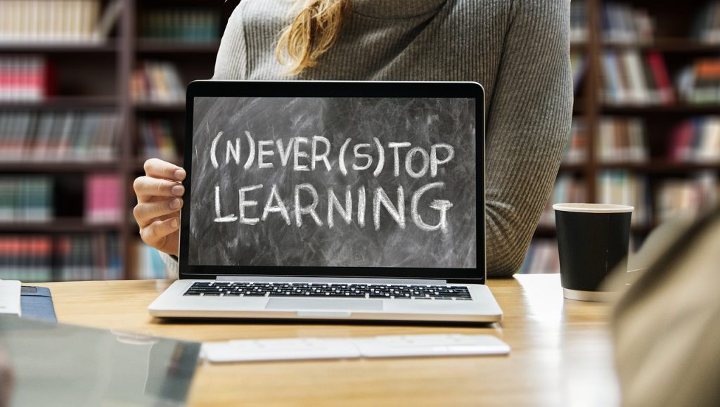 Foto Frau mit Laptop - (N)ever (s)top learning